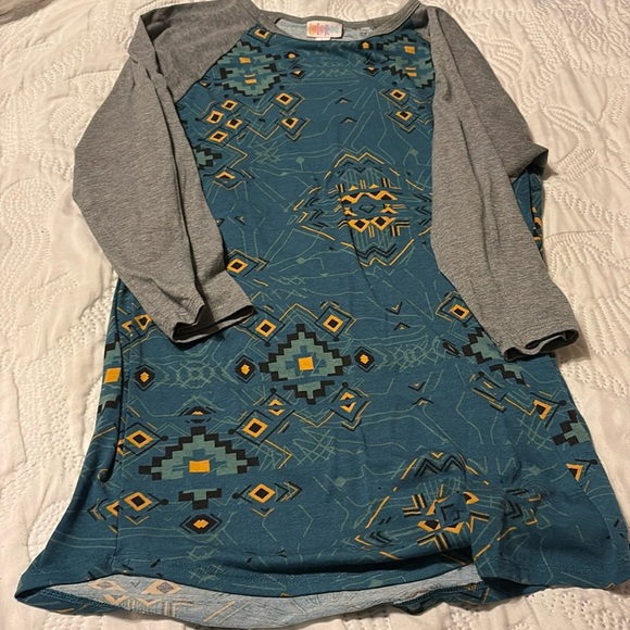 Lularoe ShirtsTops MEDIUM 3/4 Sleeve Tribal Women’s - Picture 1 of 2